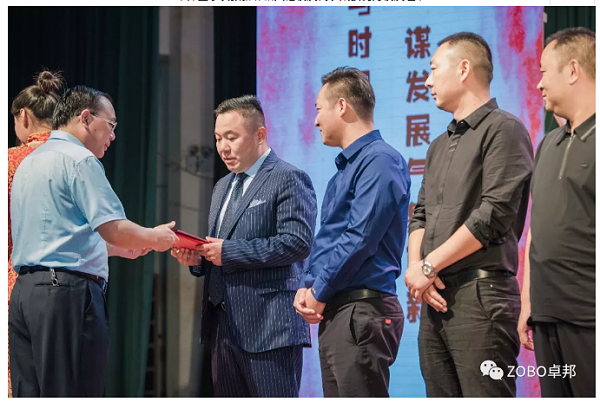 卓邦董事長張新峰應(yīng)邀出席漯河職業(yè)技術(shù)學(xué)院辦學(xué)20周年校慶大會 卓邦董事長張新峰應(yīng)邀出席漯河職業(yè)技術(shù)學(xué)院辦學(xué)20周年校慶大會