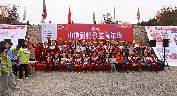 以愛之名，貼地疾行