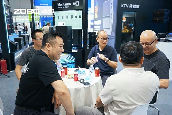 4 ZOBO卓邦在本次廣州展會已如火如荼進行到第3天，雖說是臨近尾期，但無論從展臺內(nèi)氛圍還是現(xiàn)場人流對比前兩日現(xiàn)場氣氛，依然是活力滿滿，專業(yè)觀眾和買家依舊絡繹不絕! 展會現(xiàn)場 第三天的ZOBO卓邦展位現(xiàn)場，依然高朋滿座、人氣爆棚。展會期間吸引了眾多觀眾朋友們前來觀摩、詢問，參展團隊成員們始終熱情接待，每一次溝通都傾盡全力，每一次服務都認真對待，只為客戶安心。 現(xiàn)場 · 交流 展會現(xiàn)場，ZOBO卓邦的展位人潮涌動，參觀者絡繹不絕。公司展示了多款新研發(fā)的音響產(chǎn)品，其中不乏行業(yè)內(nèi)的創(chuàng)新之作。這些產(chǎn)品不僅在技術上領先，更在設計和應用上展現(xiàn)出了ZOBO卓邦對市場的敏銳洞察力和對用戶需求的深刻理解。 卓邦展臺的人氣爆棚，無數(shù)觀眾駐足觀看，咨詢不斷。參展首日盛況，相信大家已經(jīng)感受到，卓邦為大家?guī)碇匕醍a(chǎn)品及服務亮相本次展會。 技術 · 講解 ZOBO卓邦在展會期間，不僅提供了專業(yè)的技術講解和產(chǎn)品演示，還積極回答用戶的問題，解決用戶的疑慮。這種周到、細致的服務，讓用戶在感受到公司技術實力的同時，也體驗到了公司真誠的服務態(tài)度。 ZOBO卓邦的展位依然熱鬧非凡。公司的技術人員和銷售人員熱情地向參觀者介紹產(chǎn)品的特點和優(yōu)勢，解答他們的疑問和困惑。許多參觀者都對ZOBO卓邦的產(chǎn)品表示了濃厚的興趣，并紛紛表示希望與公司建立合作關系，共同開拓市場。這不僅是對公司技術實力的認可，更是對公司服務品質(zhì)的肯定。 聚焦 · 產(chǎn)品 此次展會的成功舉辦，不僅進一步鞏固了ZOBO卓邦在音視頻行業(yè)的地位，也為公司未來的發(fā)展奠定了堅實的基礎。未來，ZOBO卓邦將繼續(xù)秉承“以技術贏市場，以服務樹口碑”的經(jīng)營理念，不斷提升技術實力和服務品質(zhì)，為用戶提供更加優(yōu)質(zhì)的產(chǎn)品和服務。同時，公司也將積極參與行業(yè)內(nèi)的交流和合作，推動整個行業(yè)的發(fā)展和進步。 展會期間，公司展示了多款新技術產(chǎn)品，這些產(chǎn)品不僅在設計上獨具匠心，更在性能上實現(xiàn)了重大突破。這些創(chuàng)新技術的應用，不僅提升了產(chǎn)品的競爭力，也為用戶帶來了更好的使用體驗。