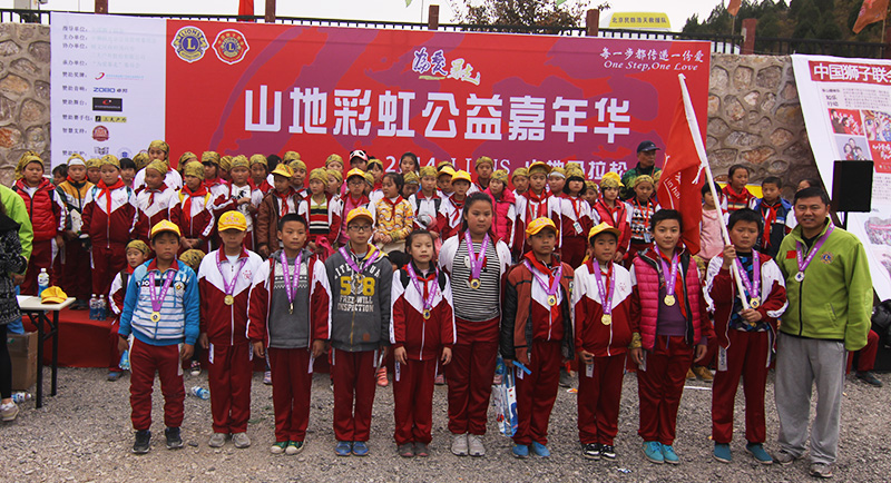 以愛之名，貼地疾行