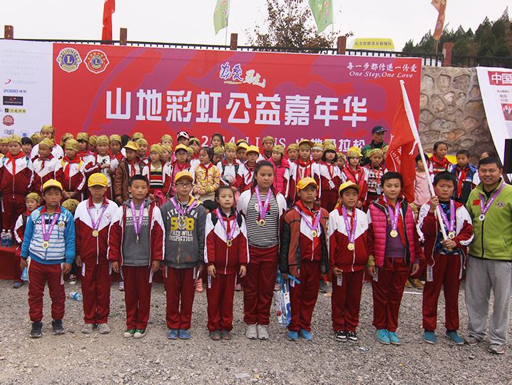 以愛之名，貼地疾行